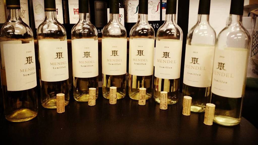 elvinodelmes's tweet photo. @mendelwines Semillón 2009 a 2016... Vertical con @RobertoDeLaMota para @argwinebloggers
#vino #wine #winelovers #vertical #mendel #semill… https://t.co/c2SjUWeGfm