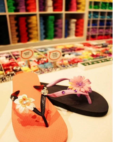 HyattWaikiki's tweet photo. Let your creative side go wild at #FlipFlopWorkshop in @PualeilaniShops. https://t.co/3JDFzJfWwS #pualeilanishops #hyattregency #waikiki https://t.co/cVCbnD0JL7