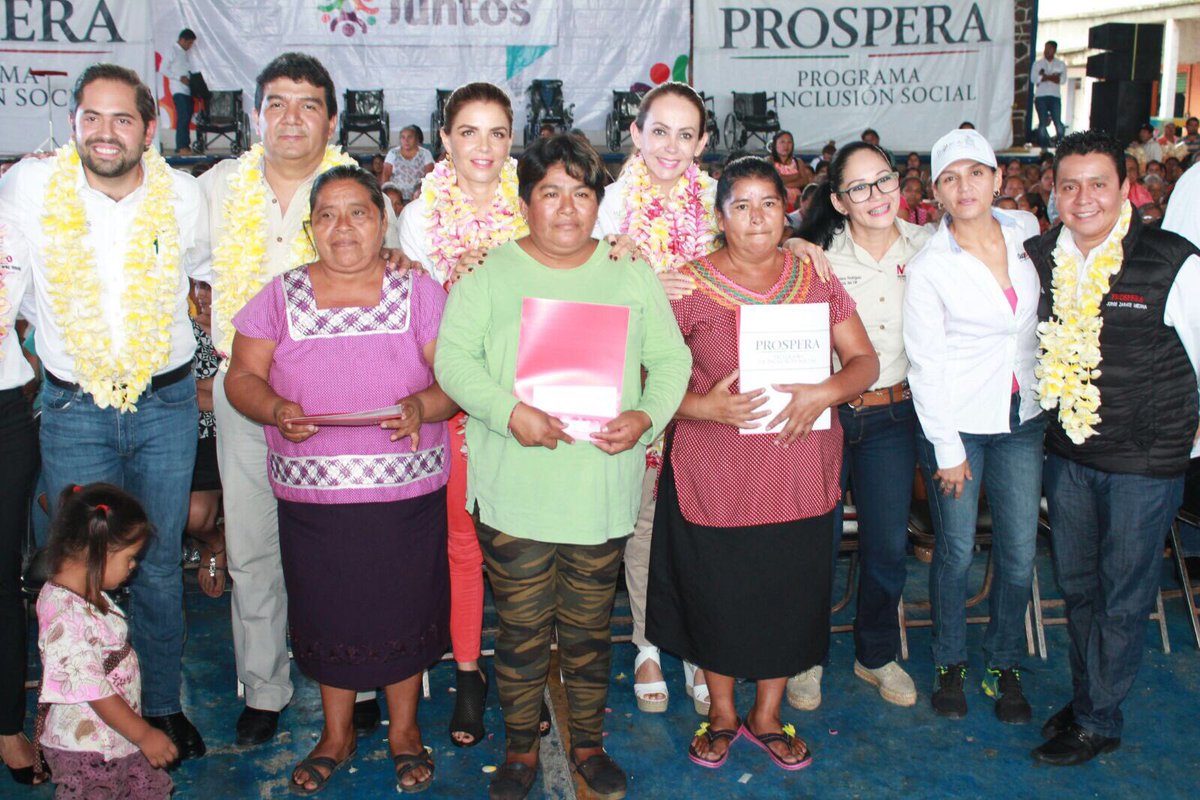 JorgeZarateMed's tweet photo. Los apoyos de la federación llegan a #MatíasRomero, donde @paula_hdz refrendó el compromiso de seguir trabajando por l@s oaxaqueñ@s https://t.co/3tNGxC6pmQ