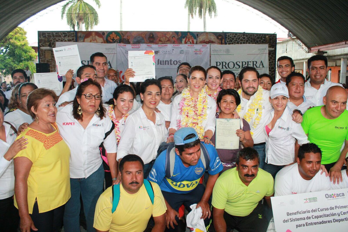 JorgeZarateMed's tweet photo. Los apoyos de la federación llegan a #MatíasRomero, donde @paula_hdz refrendó el compromiso de seguir trabajando por l@s oaxaqueñ@s https://t.co/3tNGxC6pmQ