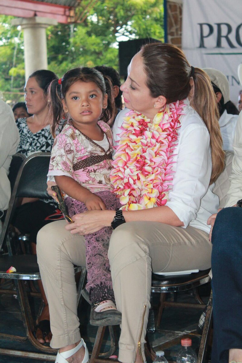 JorgeZarateMed's tweet photo. Los apoyos de la federación llegan a #MatíasRomero, donde @paula_hdz refrendó el compromiso de seguir trabajando por l@s oaxaqueñ@s https://t.co/3tNGxC6pmQ