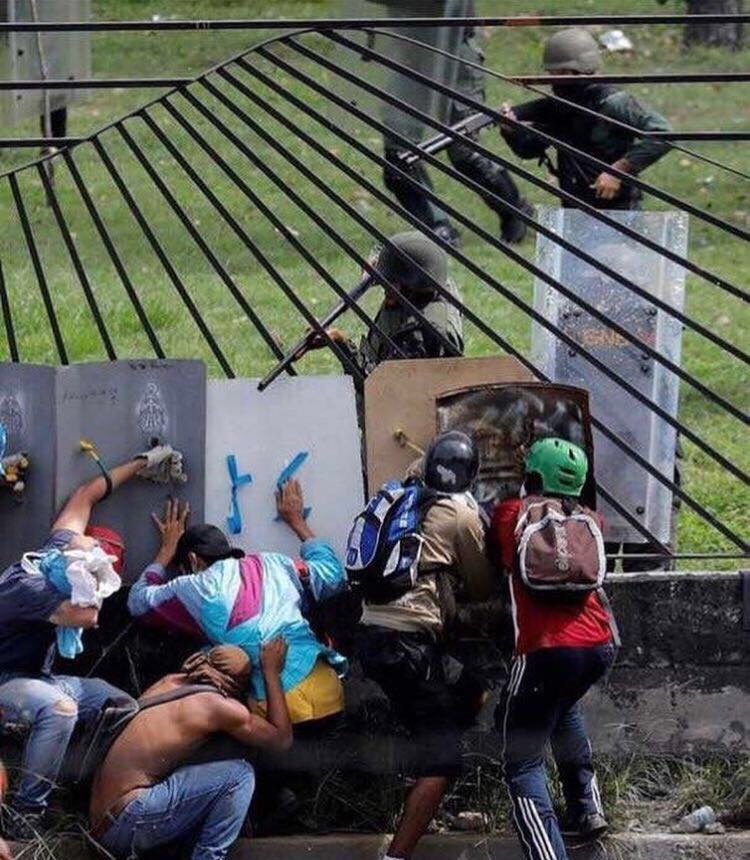 nelsonbocaranda's tweet photo. En esta Guardia Nacional BOLIVARIANA "el HONOR NO se divisa"  ¿No lo Cree? VEA ESTA FOTO https://t.co/J7OoC1CcIL