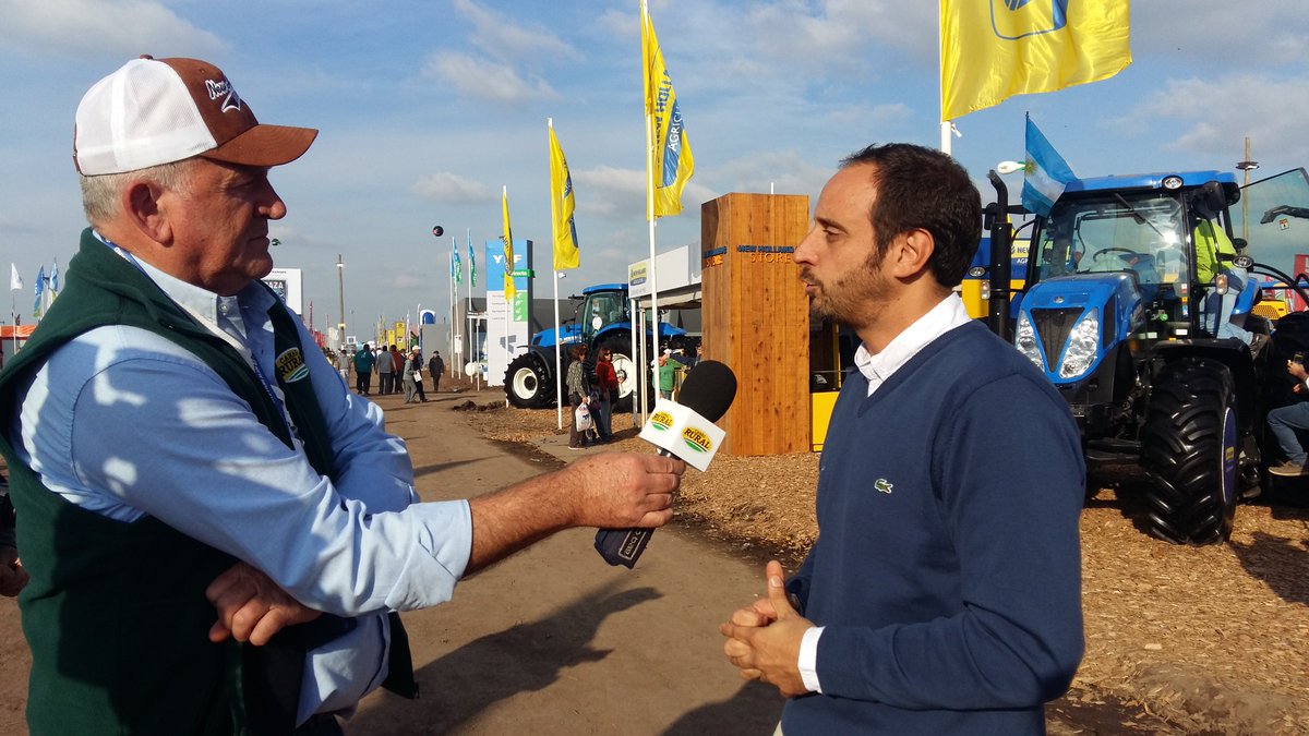 sebasgimenez's tweet photo. Ignacio Barrenese,  Director Comercial de @NewHollandArg con la prensa en @AgroActiva https://t.co/AyTkxnU63V