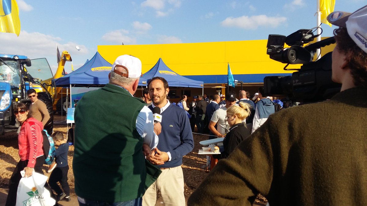 sebasgimenez's tweet photo. Ignacio Barrenese,  Director Comercial de @NewHollandArg con la prensa en @AgroActiva https://t.co/AyTkxnU63V