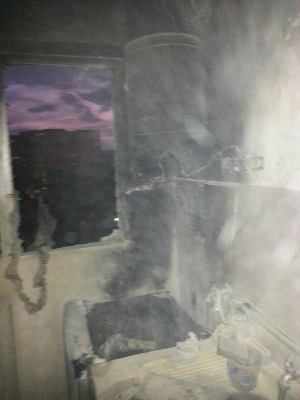 Diario_ElTiempo's tweet photo. 7:03 pm. Usuarios reportan incendio en uno de los apartamentos en residencias Vistamar, en Lechería,  producto de una bomba lacrimógena. https://t.co/aXMQwcHnmm