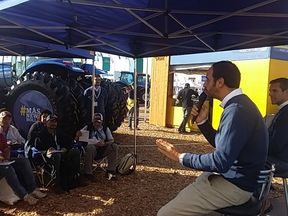sebasgimenez's tweet photo. Conferencia de prensa de @NewHollandArg desde @AgroActiva https://t.co/yaaIkBN4n5