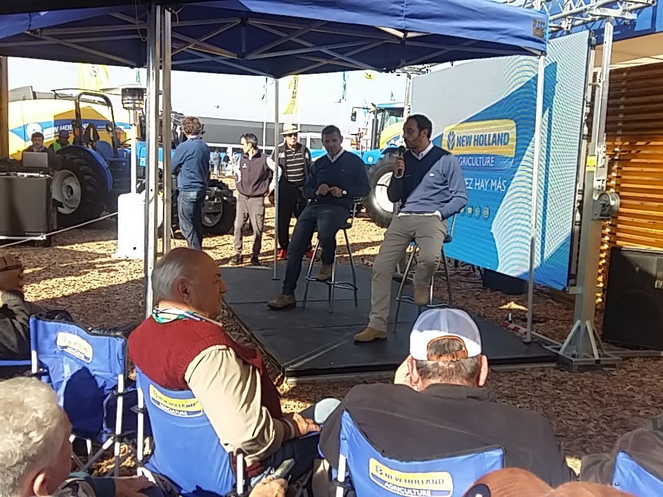 sebasgimenez's tweet photo. Ahora en @AgroActiva conferencia de prensa de @NewHollandArg https://t.co/qLw9ginMUz