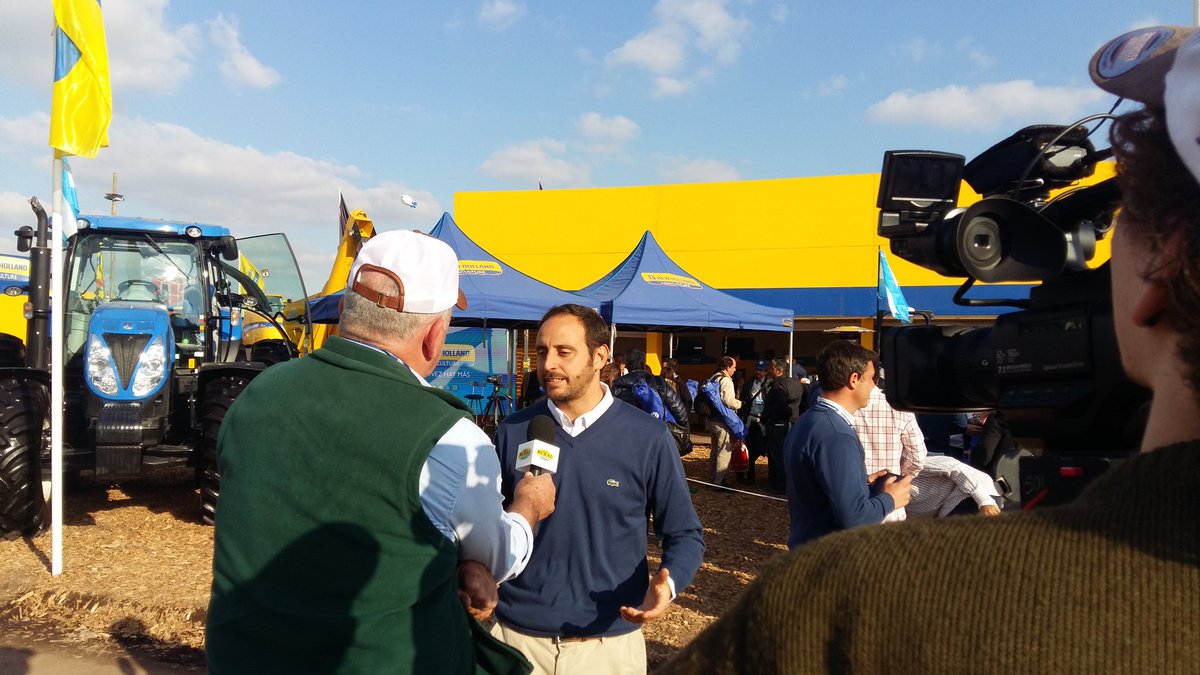 sebasgimenez's tweet photo. Ignacio Barrenese, Director Comercial de @NewHollandArg atendiendo a la prensa https://t.co/POoMl6PQSm