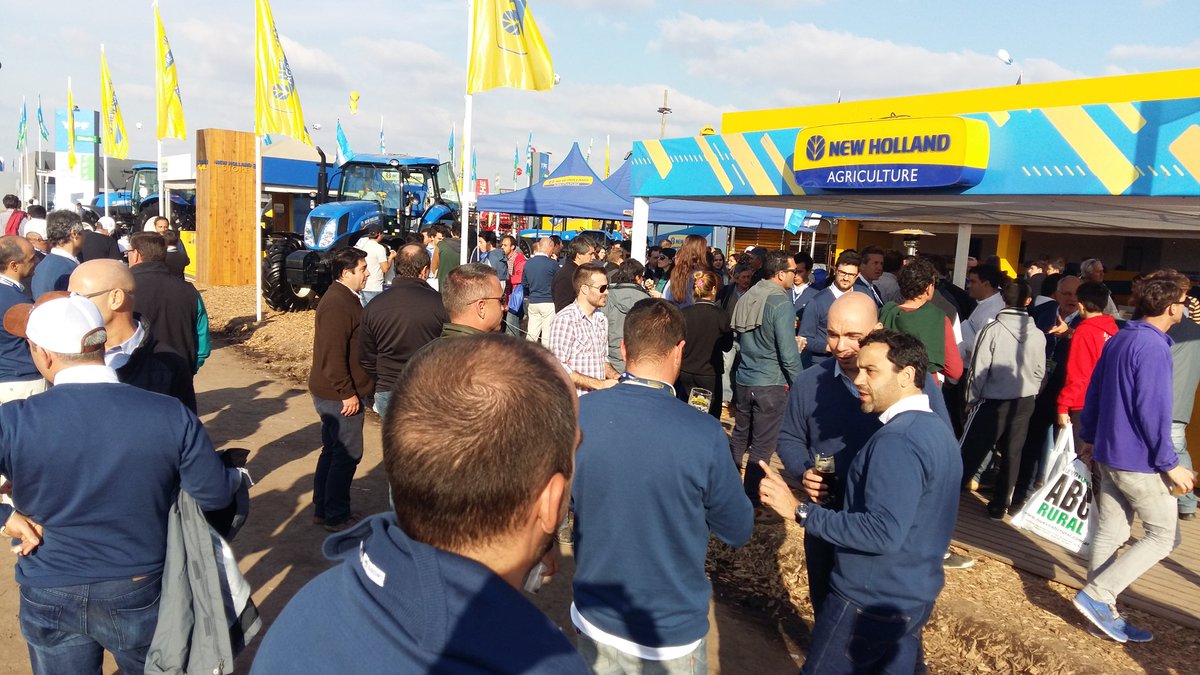 sebasgimenez's tweet photo. Así se vive la fiesta de @AgroActiva en el stand de @NewHollandArg https://t.co/uIOhD4P61i