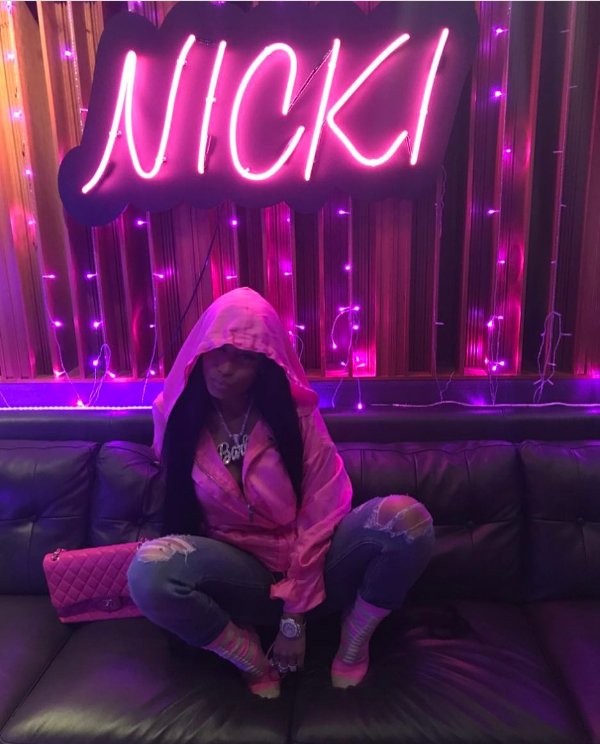 JoserNMBarb's tweet photo. Dropping tomorrow. MIDNIGHT. EST. Yikes...
Nicki's chain is Backkkk!
#NickiQueenBack
#BarbieChain
@NICKIMINAJ https://t.co/kBCVd68nGU