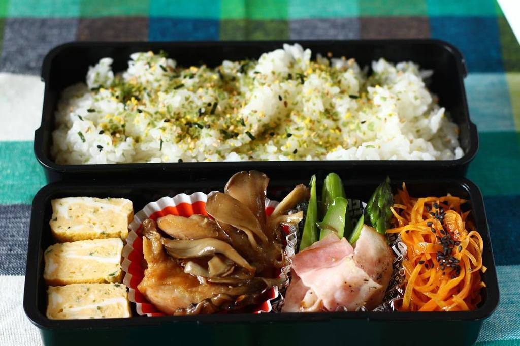 smilekitchen3's tweet photo. おはようございます♪
今日のお弁当♪
ふりかけごはん
玉子焼き
鶏肉とまいたけ炒め
アスパラベーコン
人参炒め
でした~♪
#cookingclass #parakeet #lovebird #localfood #lunchb… https://t.co/tEIMnBlZoJ https://t.co/mQVUBmZO4J