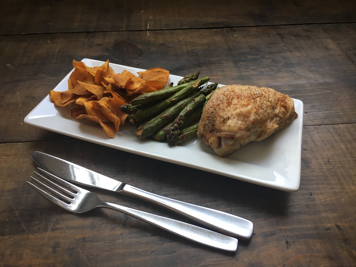 eatwellhalifax's tweet photo. Lunch can be as simple and tasty as this! Leftover asparagus and chicken with a side of sweet potato chips! #wholesome #simple #healthy https://t.co/0mfyDUVeGQ