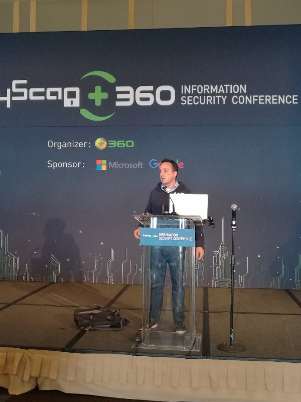 SyScan360's tweet image. Fermin J. Serna @fjserna is on the stage explaining Glibc vulnerability CVE-2015-7547 and Google #SyScan360