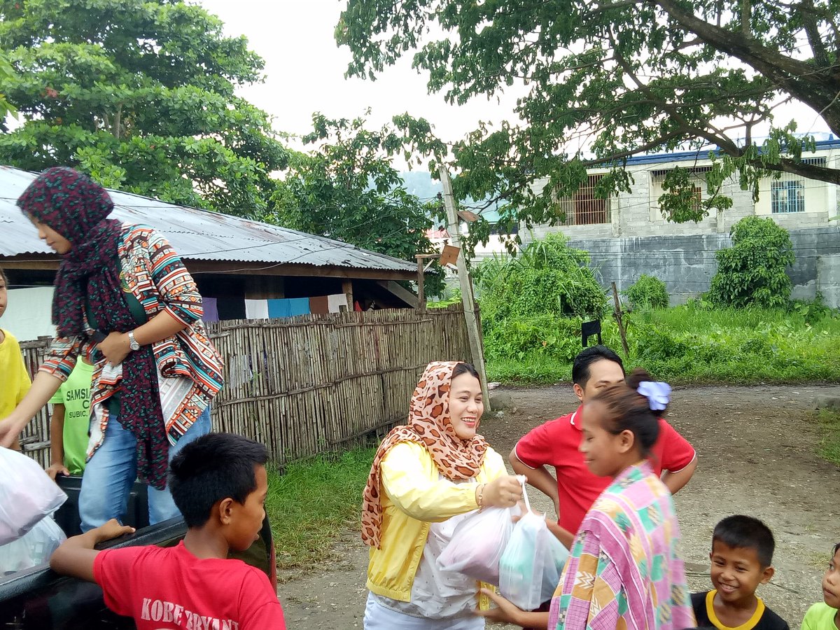 KimIndar's tweet photo. Best time to share what you have.❤❤
#BetaSigmaLambda
#Lawyers 
 #MarawiClash 
#MarawiCity 
#humanitarianaid 
#OneForMarawi https://t.co/mexRD4MR6O