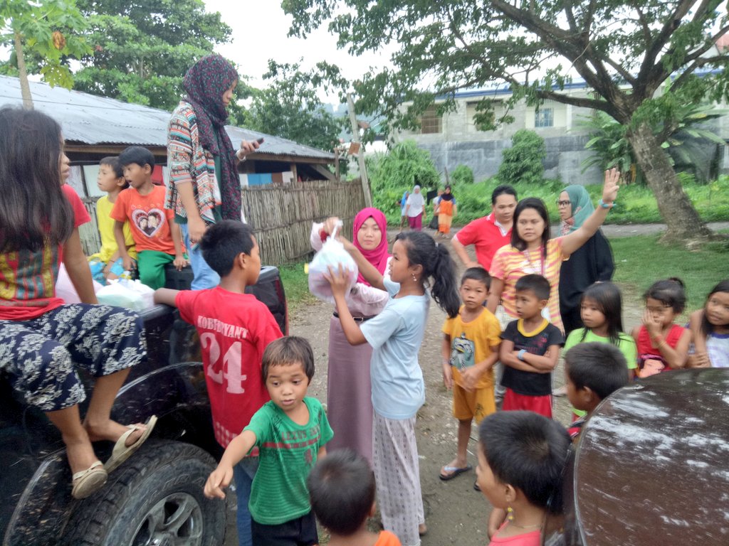 KimIndar's tweet photo. Best time to share what you have.❤❤
#BetaSigmaLambda
#Lawyers 
 #MarawiClash 
#MarawiCity 
#humanitarianaid 
#OneForMarawi https://t.co/mexRD4MR6O