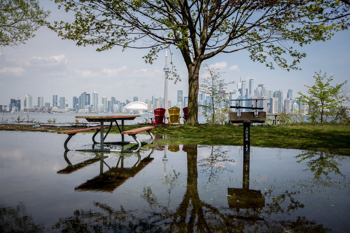 blogTO's tweet photo. The #Toronto Islands now closed until at least August https://t.co/Mr1nOVaBqk https://t.co/JFFyPAbYRA