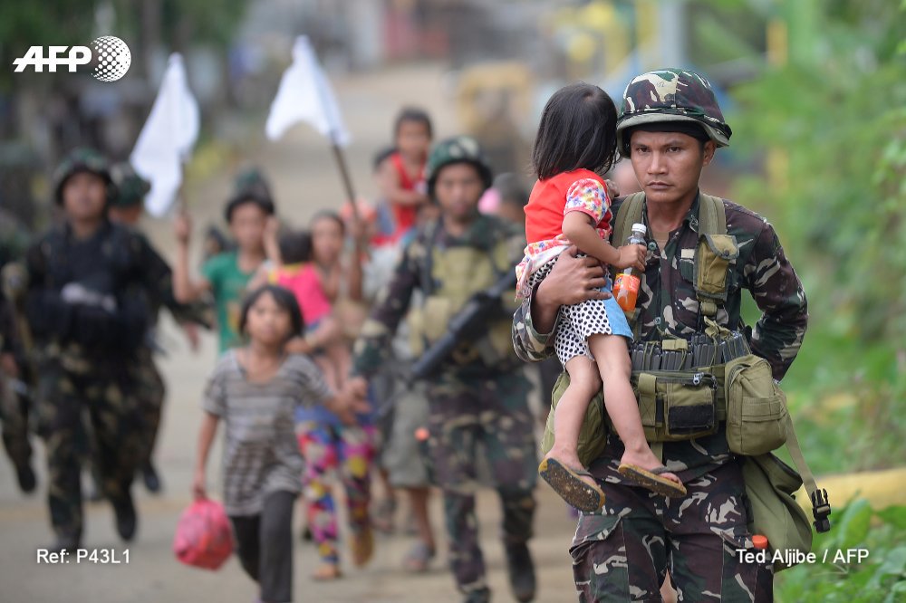 KimIndar's tweet photo. SALUTE! @AFPManila #MarawiCity #MarawiClash #MarawiCrisis https://t.co/QfzF558F1Z