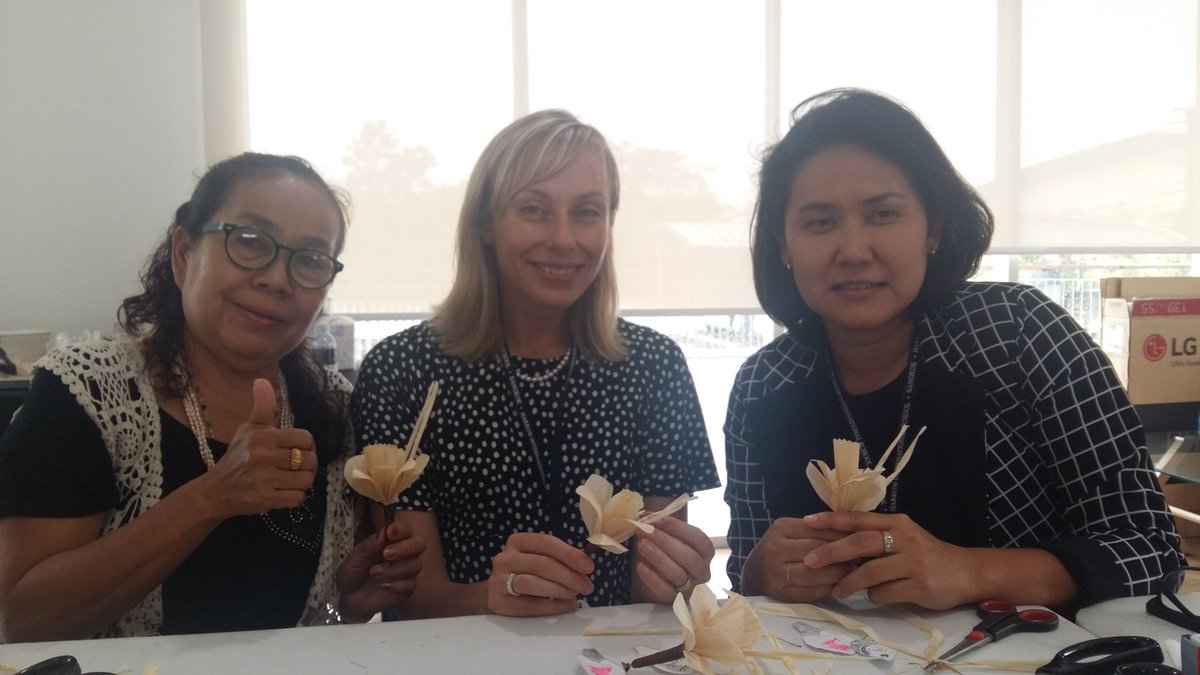 HarrowBangkok's tweet photo. Our Thai Principal was honoured to join #FriendsofHarrow & parents making flowers for #kingBhumibol Adulyadej’s royal cremation https://t.co/uVI3fYNpDZ