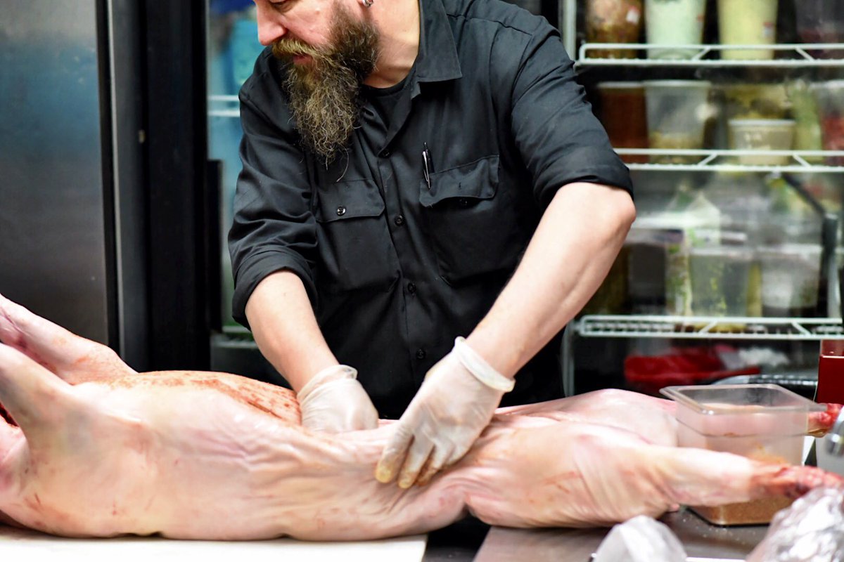 edgarseeya's tweet photo. Sneak peek of the hog for @VCBW's I.P.Hazy cookout at @lamplighter_pub tomorrow. https://t.co/znvImrkuAt