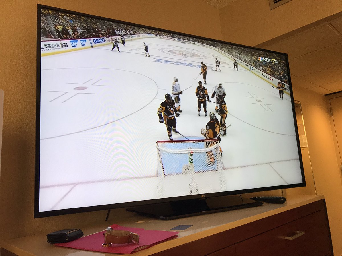 ayrebimodelak's tweet photo. Ummm the tv in my hotel room is huge ! #70inch https://t.co/nlMgFmpOIy