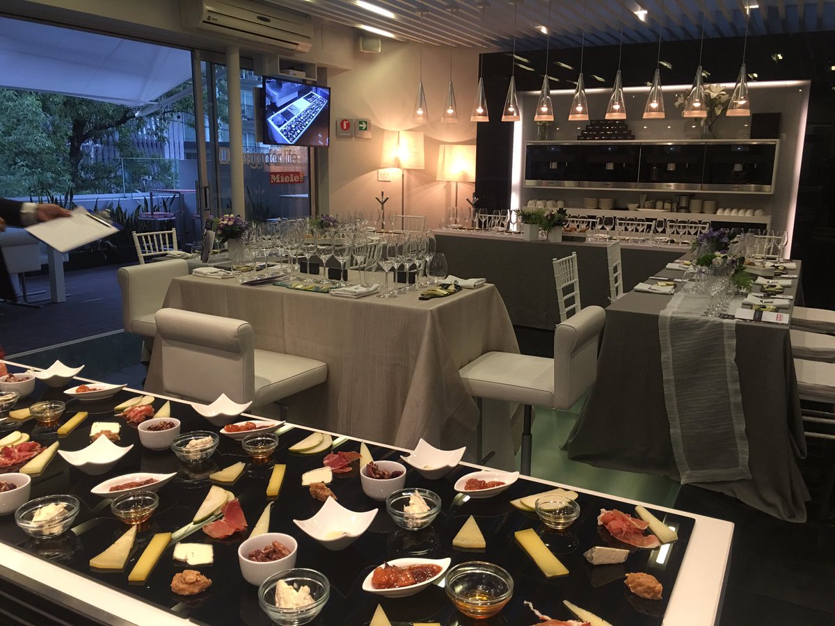 zahietellez's tweet photo. Noche de quesos, vino y especias e. Cocinas Miele @10vinos https://t.co/nj6SClj3Yi