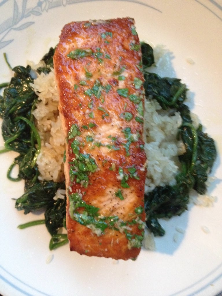Chef_CarICasper's tweet photo. Next time we take #ElJefeFoodTruck to the #PacificNorthwest, we're  definitely going fishing.
Seared #salmon with a cilantro-lime butter.$15 https://t.co/vXd2mP2Kiw