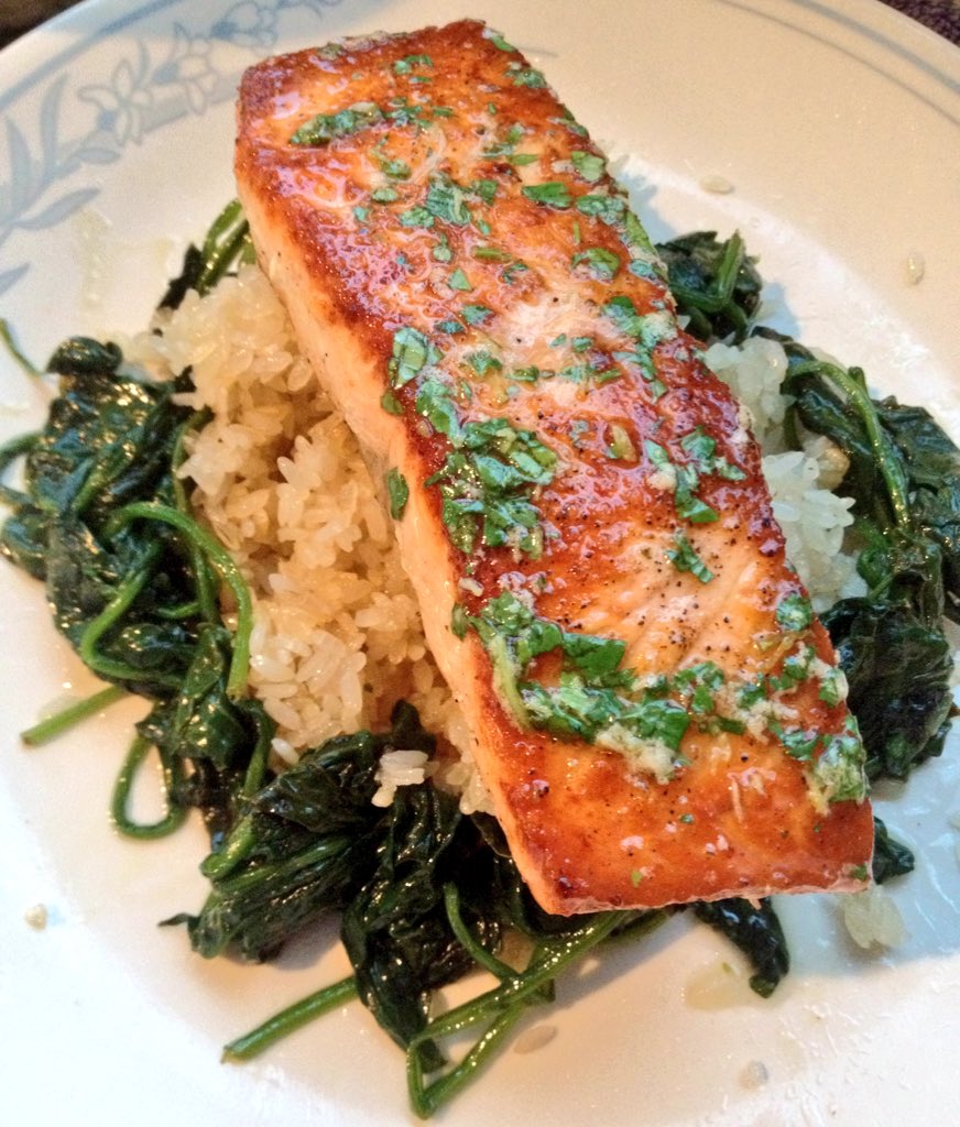 Chef_CarICasper's tweet photo. Next time we take #ElJefeFoodTruck to the #PacificNorthwest, we're  definitely going fishing.
Seared #salmon with a cilantro-lime butter.$15 https://t.co/vXd2mP2Kiw