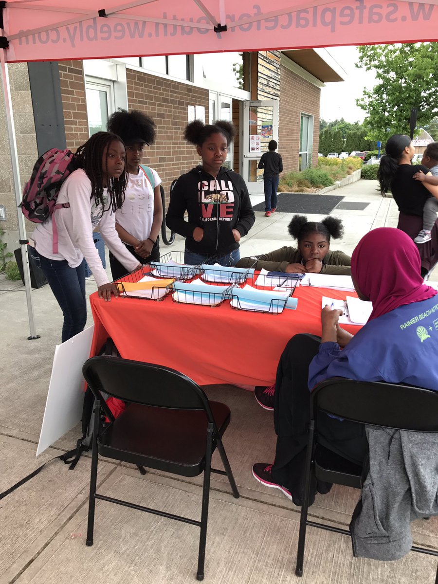 rainierbeach's tweet photo. Corner Greeter Mariam Bayo is telling her peers about decreasing youth violence and the community crime rate.
#CornerGreeter https://t.co/kB72dxyqtS
