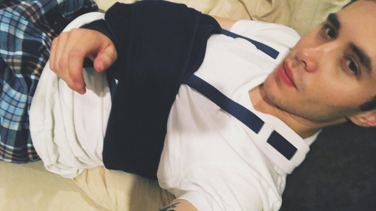 atlgarza's tweet photo. mis hermosas gracias por preocuparse por mí, me inmovilizaron el brazo por unas semanas, pero estoy bien. https://t.co/VGnenWB4EY
