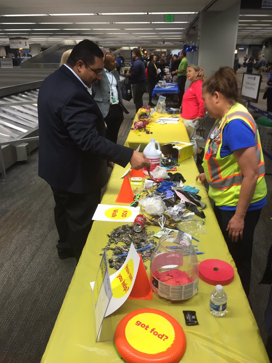 bedoodles's tweet photo. FOD frisbee @sfo_safety fair @weareunited  3 out of 3!!!! Mike and Rossi you rock!!! @MikeHannaUAL @rossithomas27 https://t.co/ooIkRhL7Wn