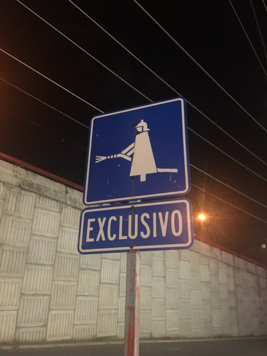 AdrianGarzaVzz's tweet photo. ¿soy el único que desde chiquito siempre ha pensado que esto es una bruja? 😂 https://t.co/7eKjj1UqZi
