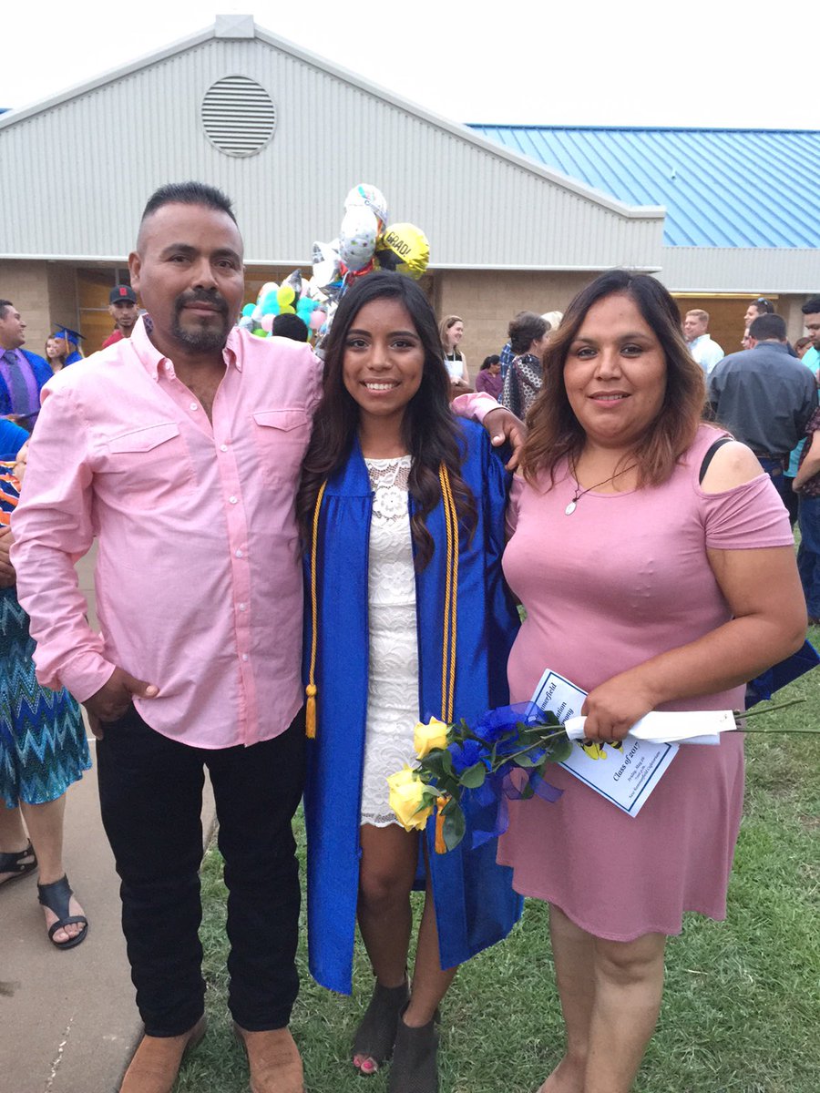 VeronicaSnchz's tweet photo. May 26, 2017 🎓 #NSAlumni https://t.co/Yi1vzpzz2g