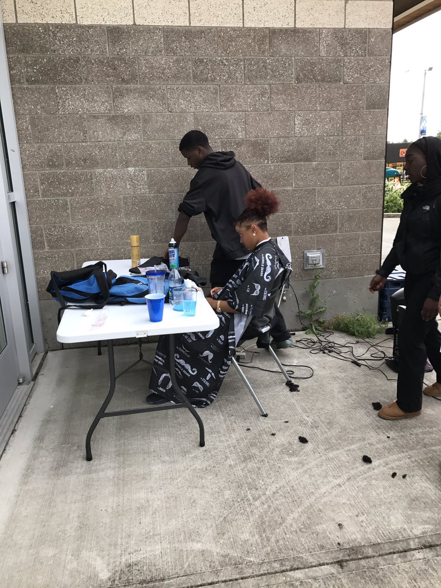 rainierbeach's tweet photo. Talented youths in RB: Tayvon Kincaid is out here cutting hair for his peers, free! #Artist
#CommunityService #RainierBeach #CornerGreeter https://t.co/po7GTmOrkM