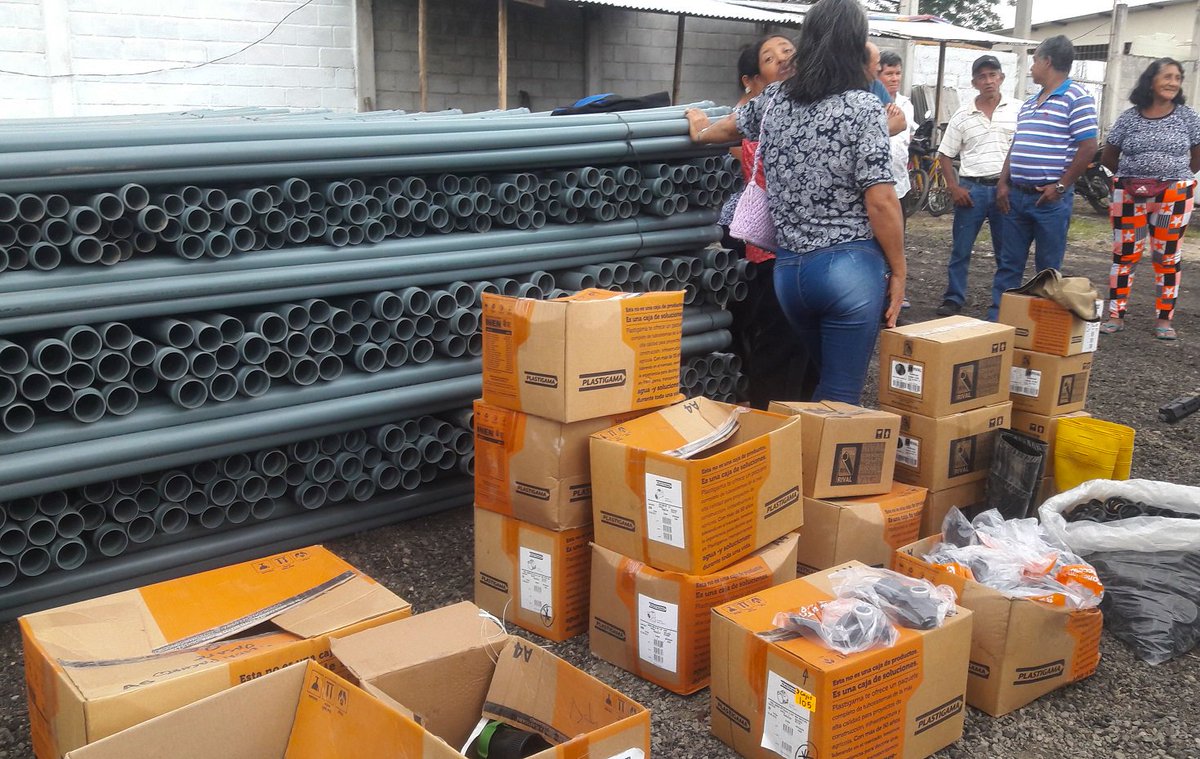 municipiopasaje's tweet photo. Entrega materiales para agua potable #ProyectoForeccsa Alcalde #CésarEncalada a beneficiarios @MachalaMovil @RadioJubonesEP @radio_gaviota https://t.co/zBKAfAdPiN