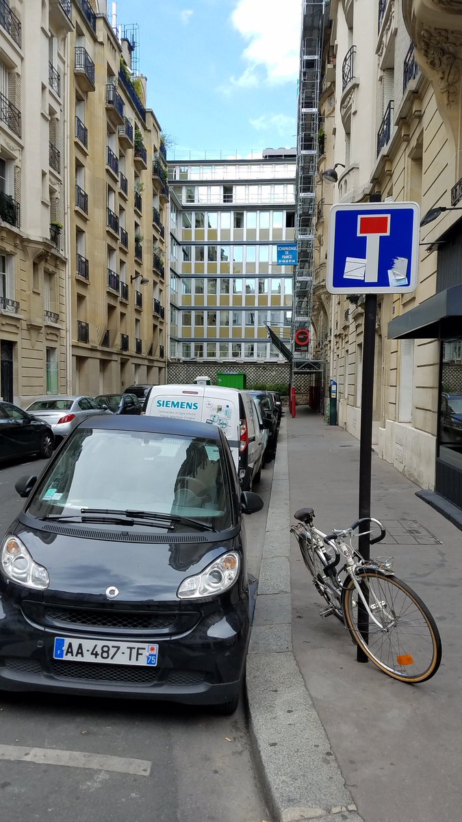 Ég var að labba í parís svo er allt í einu bara lögreglustöðin á hverfisgötu.