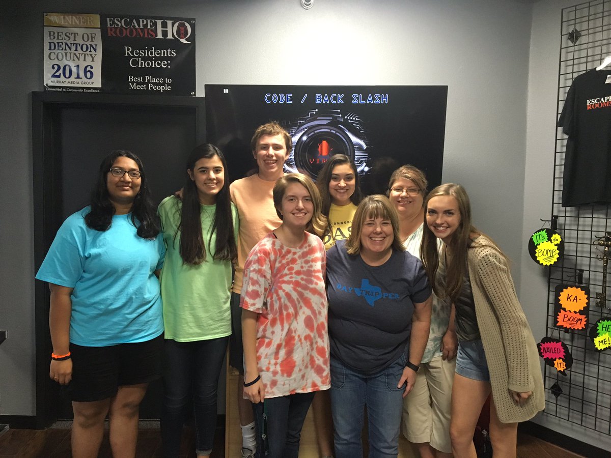 WaltersPAPBio's tweet photo. @hannazwerver @JacobFontaine2 @mikaylaroof @mmcknel Fun at the escape room! We made it out!! #nhsofficers https://t.co/GZxkMRrIDu