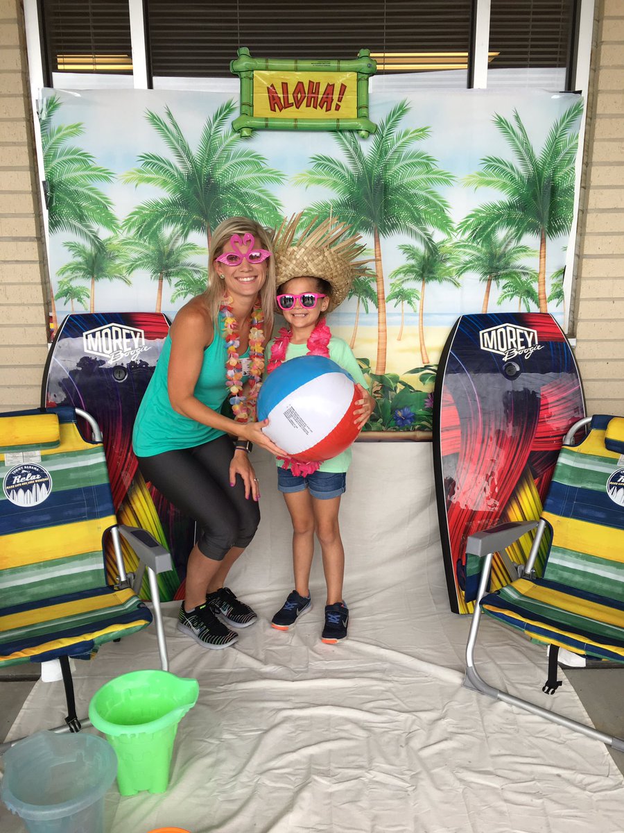 cmills2007's tweet photo. McKenzie's End Of The Year Class Party! πΊπ #byebyefirstgrade #hellosecondgrade #readyforsummerfun @dalepmills https://t.co/VZGQ1n4pTY