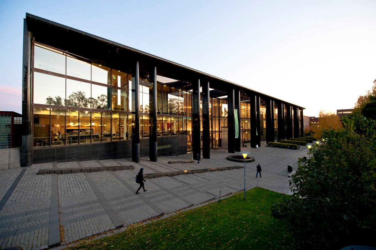 Morgendagens program starter i Georg Sverdrups hus (avbildet), inngang midt på. Velkommen til #virak2017! virak-konferansen.no/program/