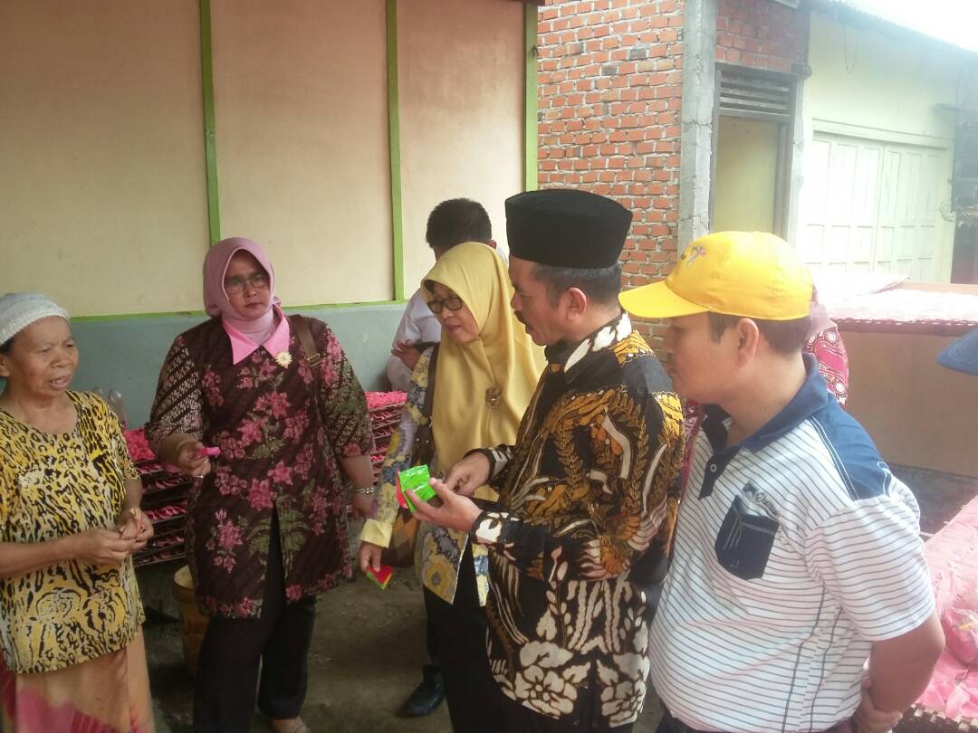 crisiscentrebkl's tweet photo. Pembinaan trpadu dinkes,polda,ketahanan pangan pd pengerajin kerupuk di kab RL. @ridwanmukti1963  @antoniherwan @evarini1962 @poldabengkulu https://t.co/REFvSnwzDs