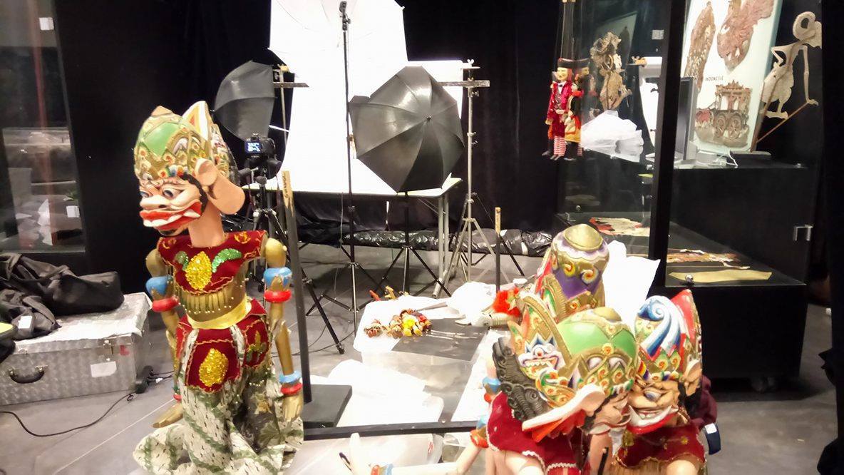 Y a du remue-ménage au théâtre !
Un nouveau projet d’exposition est en train d’émerger ! Jeanne, stagiaire, relève le défi.