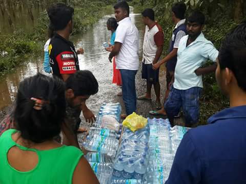 upeka_thilini's tweet photo. ශ්‍රී ලංකා ජනමාධ්‍ය විද්‍යාලයෙන් රත්නපුරේට සහනාධාර. #slfloods #slcj_journalism @EsalaObroy @RavinduLakshi17 @MohommadNaq @inushi_lanka https://t.co/5dwixNrt3h
