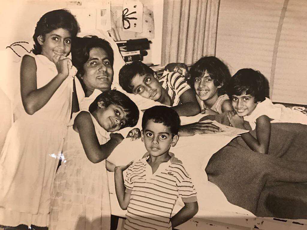 ZoomTV's tweet photo. #BollywoodThrowback to this picture of @SrBachchan with his kids @juniorbachchan, Shweta and the young Bachchan clan! https://t.co/iQ0LrL0WQy