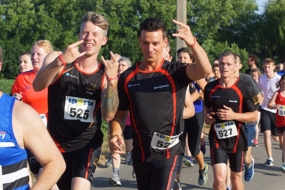 RoeselareSport's tweet photo. Dwars door de Zilten #stratenloop. Vele honderden lopers gaven het beste van zichzelf.
#sportersbelevenmeer #Roeselare #running #sport https://t.co/RYK5jPg1Zz