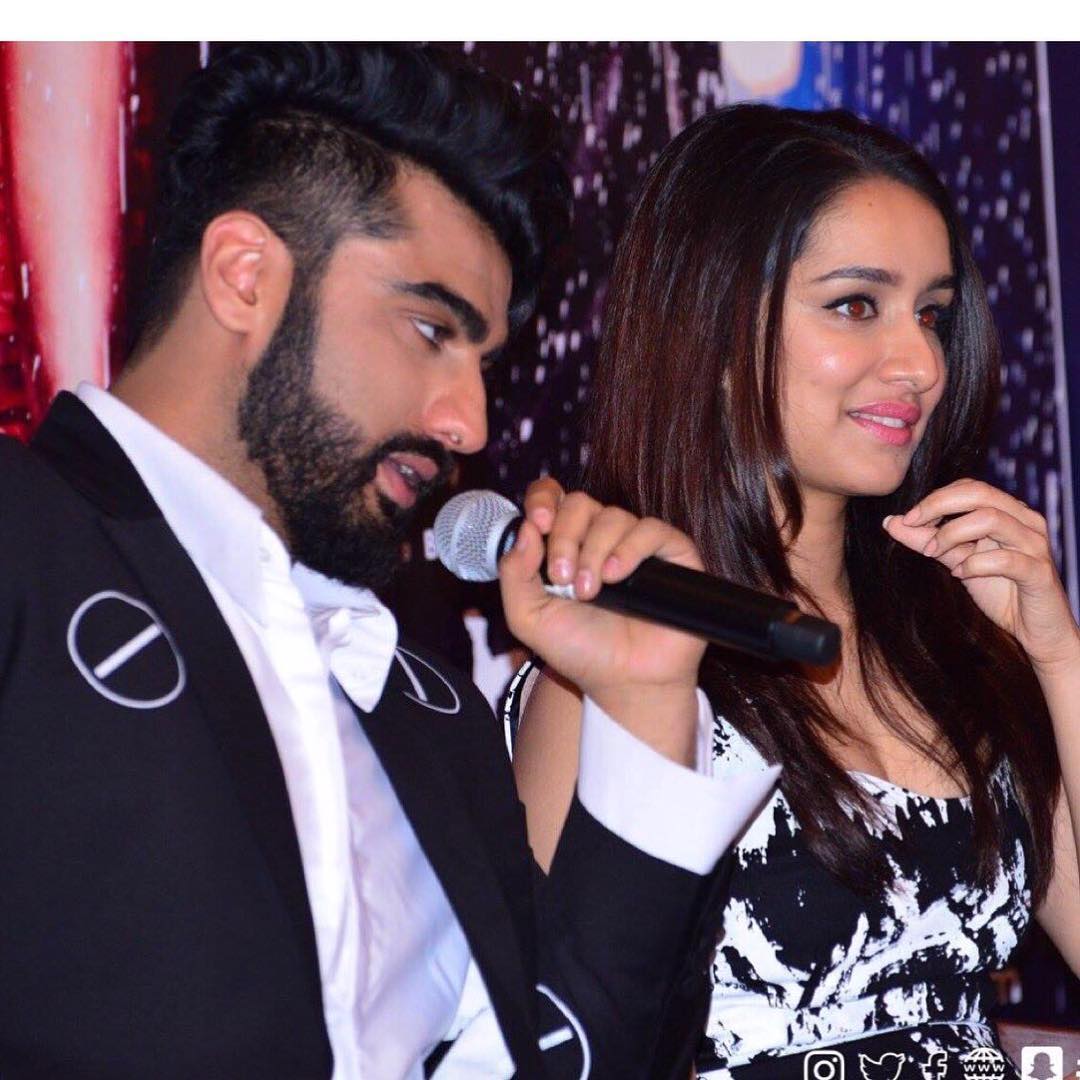 ArjunKapoorCafe's tweet photo. #ThrowbackThursday
Amazing duo MadhavRiya at Dubaiπβ€οΈ
Missing themπ
#Cuties @arjunk26 @ShraddhaKapoor #halfgirlfriend #SideProfileSwagπ₯ https://t.co/ePL6hsSF8z