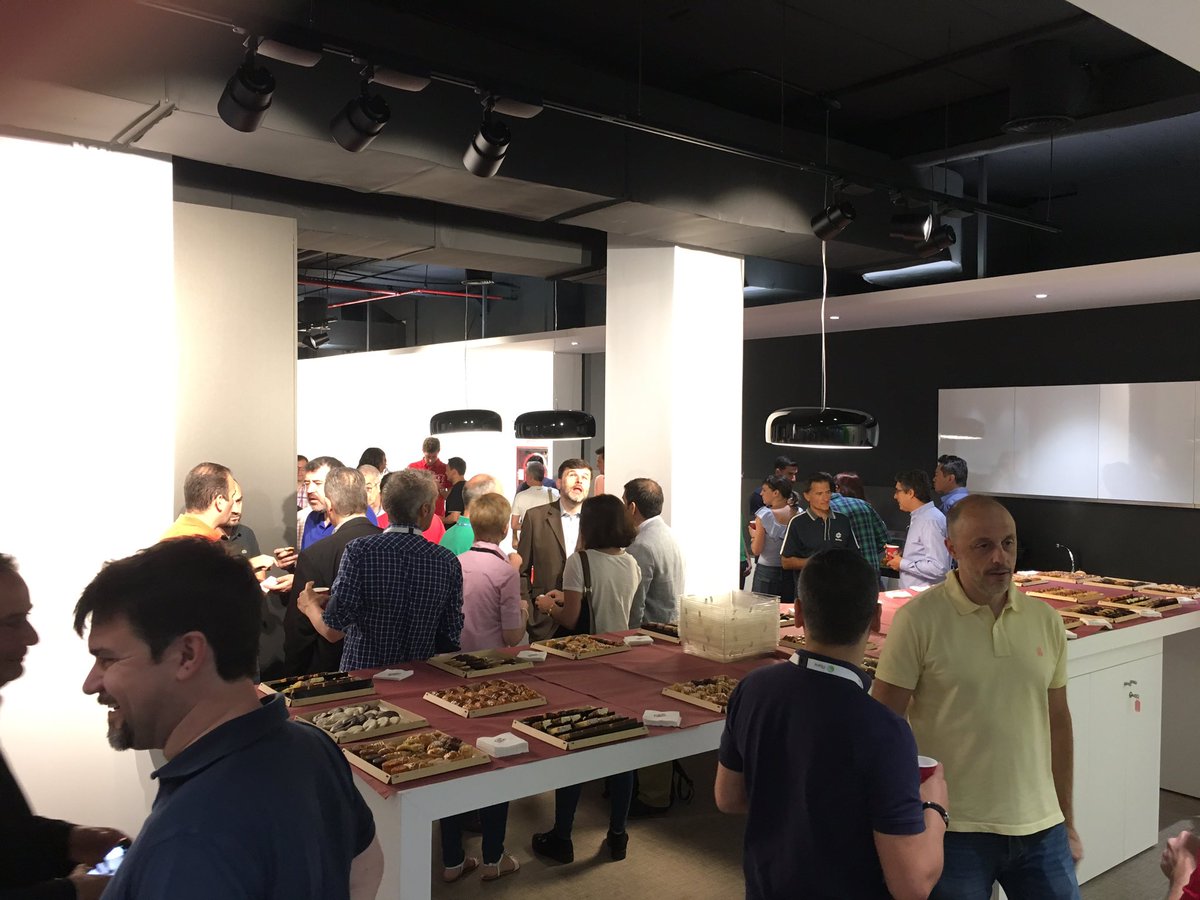 DaniMP78's tweet photo. Que gran familia!! Reunión del equipo de Servicios de @DELLEMCSpain https://t.co/bLZPN7eP0j
