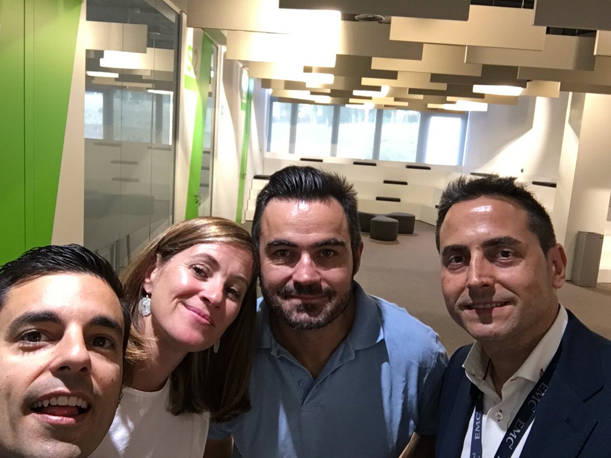 DaniMP78's tweet photo. Que gran familia!! Reunión del equipo de Servicios de @DELLEMCSpain https://t.co/bLZPN7eP0j