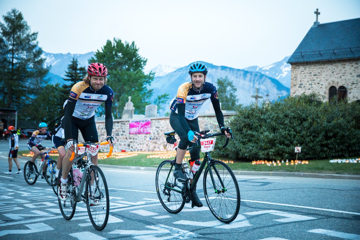 De helden van #wearmada die vandaag het geld bij elkaar fietsen voor #alpedhuzes! #fightagainstcancer #wearmada <a href="/armadamusic/">ArmadaMusic</a> <a href="/alpedhuzessers/">Alpe d'HuZessers</a>