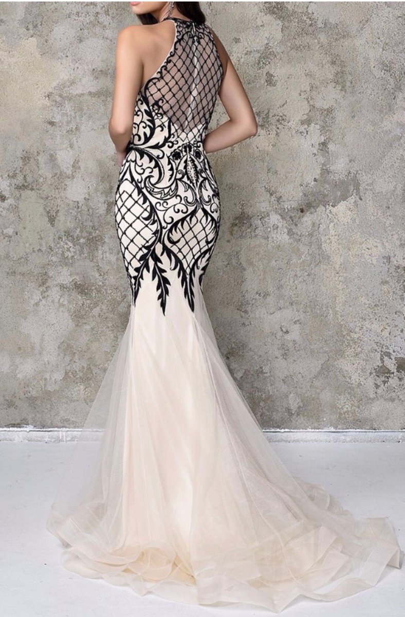 PoshareOfficial's tweet photo. Just luxurious and breathtaking #ninacanacci dress at https://t.co/Tk5pFN7I0e #poshare #dress#DressLikeAWoman #dressup #dressRENT2017 https://t.co/OVFJAapHS2