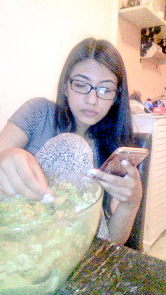 Lj_Burnit's tweet photo. When she wants guacamole, she gets guacamole! #HA #HungryEnough #BiggestBowlOfGuac 🥑 https://t.co/Lz8dKEvhtp