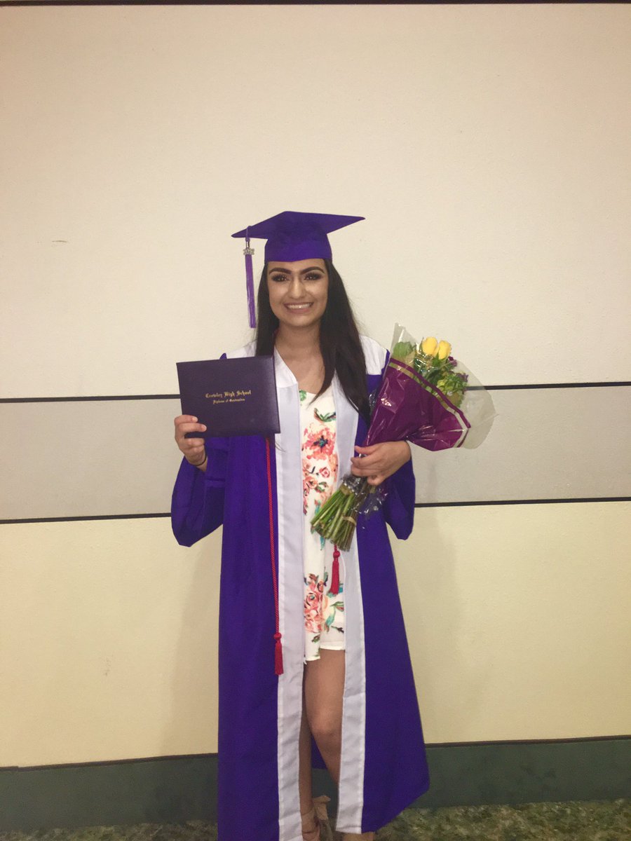 dfinesse__'s tweet photo. very excited for this new chapter in my life 💜🎓 https://t.co/F77915Pkwq